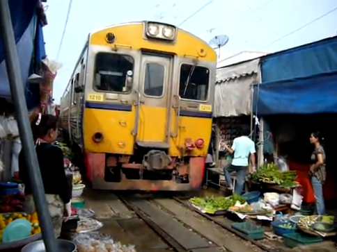 Maeklong market, Thailand, trein