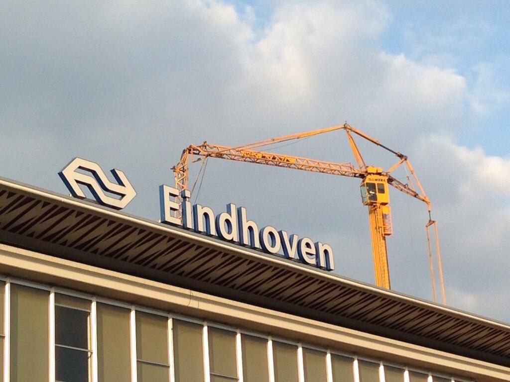 hijskraan, centraal station, Eindhoven, @MartineEM/Twitter