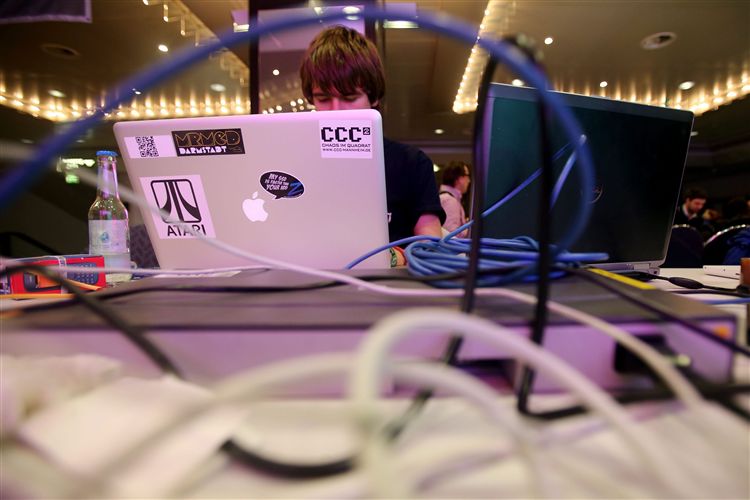 Een deelnemer van het congres 'Chaos Computer Club' voor de hacker scene in Hamburg