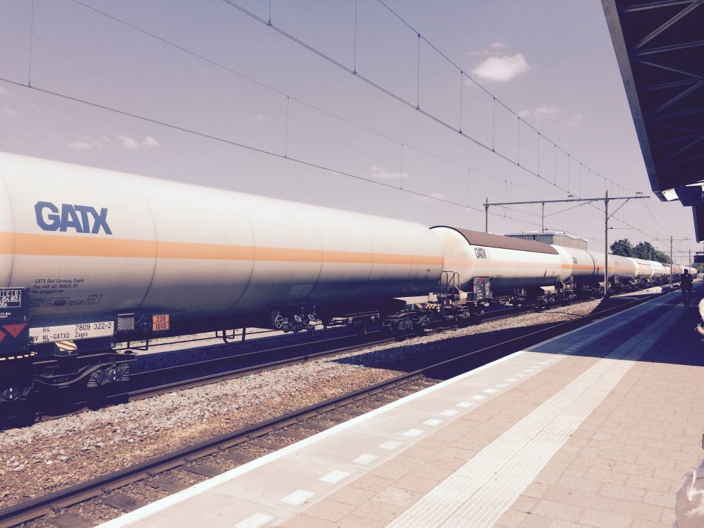 Een goederentrein met gevaarlijke stoffen op station Tilburg Centraal