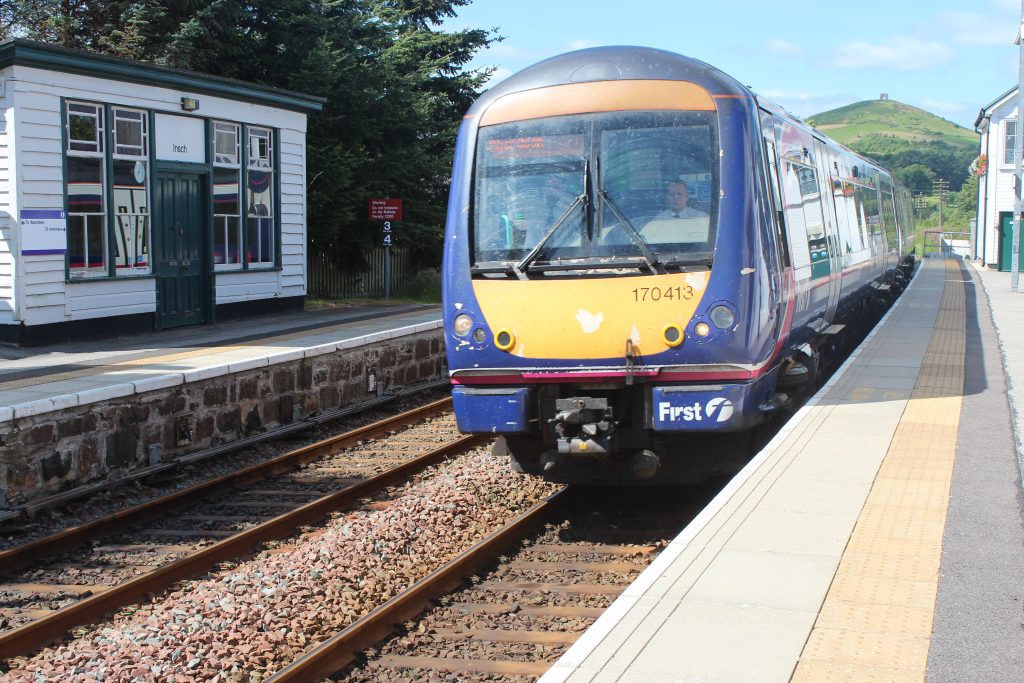 Scotrail trein, station Insch, spoorlijn Aberdeen-Inverness
