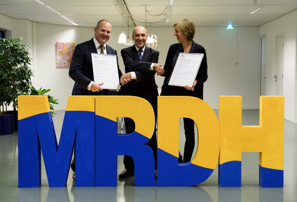 Paul Lorist en Sandra Ikking ontvangen het Veiligheidscertificaat Lokaal Spoor uit handen van vice-voorzitter Tom de Bruijn