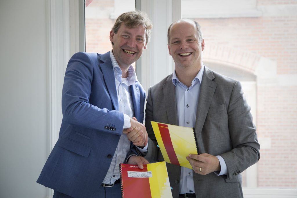 Ronald Nomes, directeur Stations van ProRail, en Jacco Buisman, directeur Movares