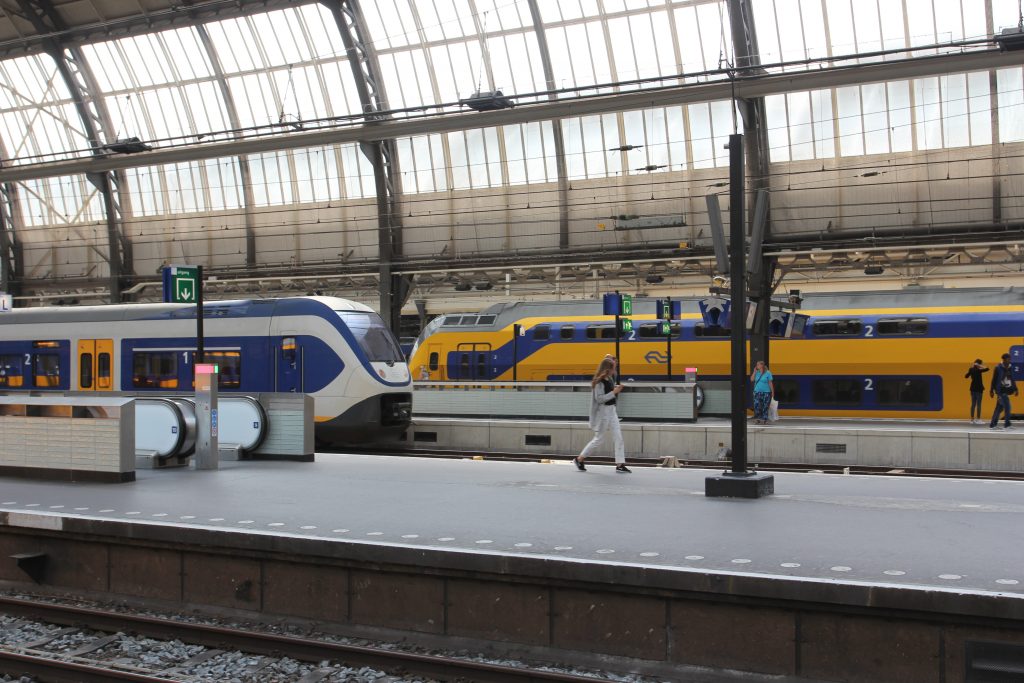 Treinen passeren op Amsterdam Centraal station