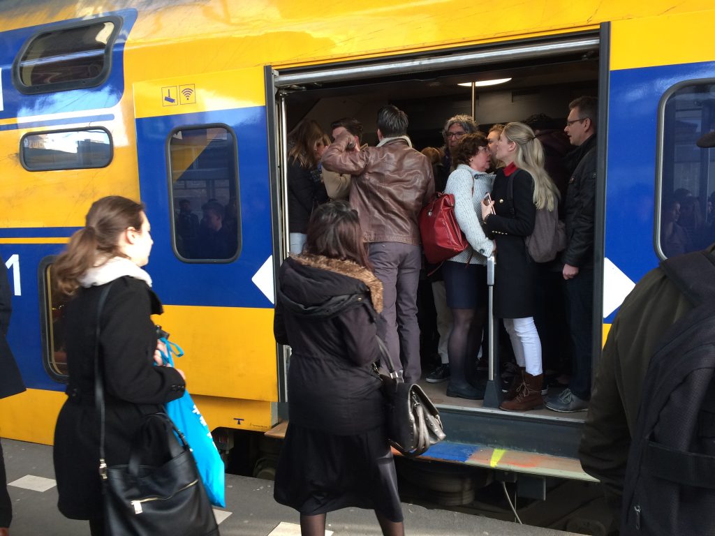 Chaos op het treinstation in Tilburg vanwege een losgeraakt treinstel