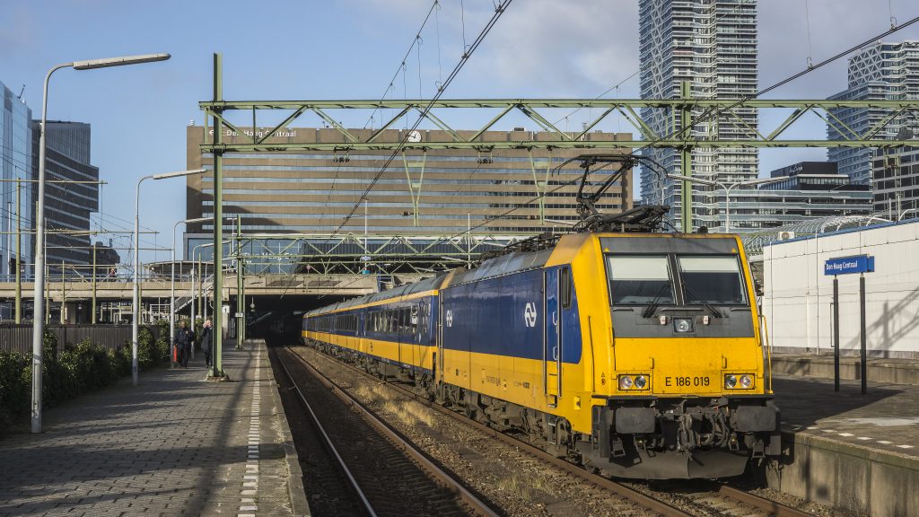 Traxx-locomotief NS tussen Eindhoven en Den Haag, foto: NS