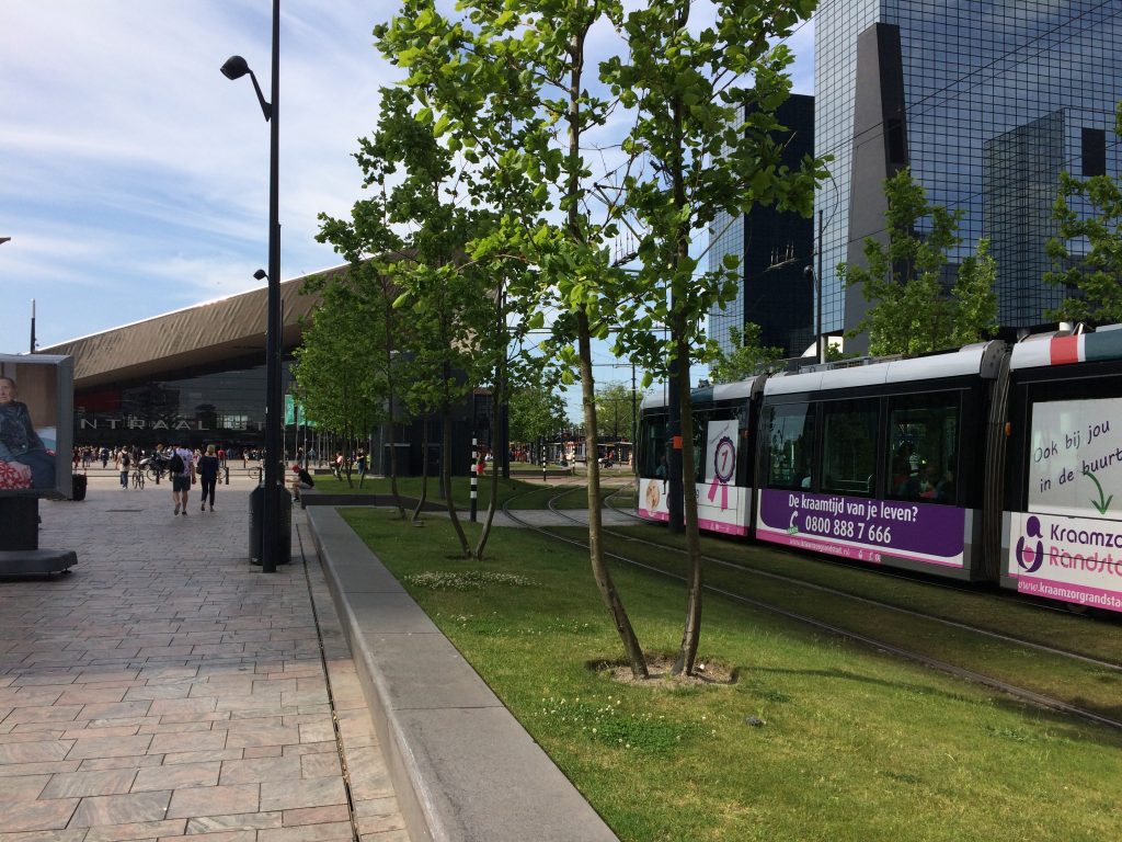 Een tram van de RET bij treinstation Rotterdam Centraal