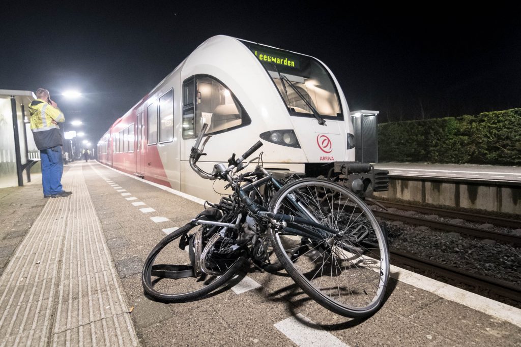Fietsen onder trein in Friesland. foto: De Vries Media