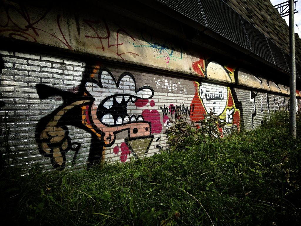 Graffiti op een muur bij het spoor