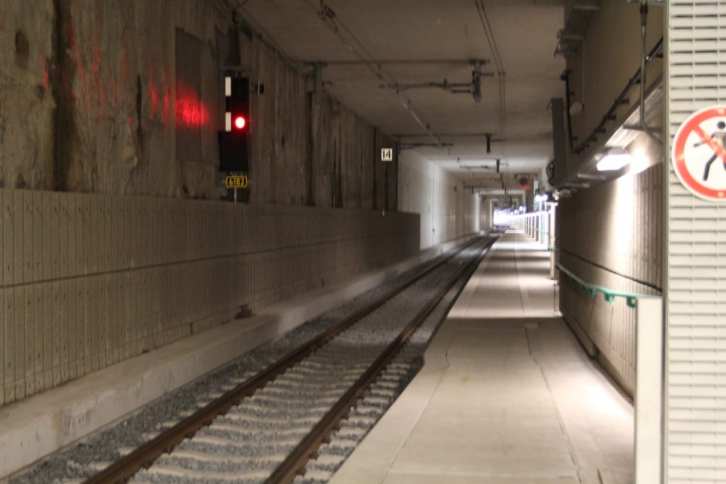 Een van de tunnelbuizen van het treinstation in Delft