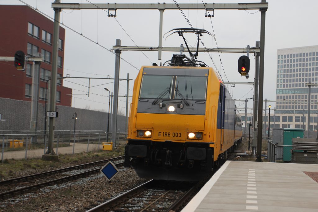 Traxx-locomotief op station Breda