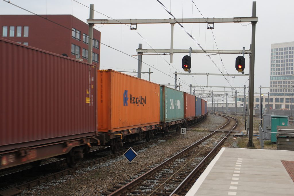 Passerende goederentrein station Breda