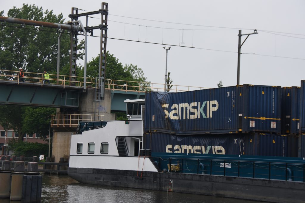 Containerschip ramt spoorbrug, treinverkeer gestremd, Gouwekanaal in Gouda. Bron: AS Media