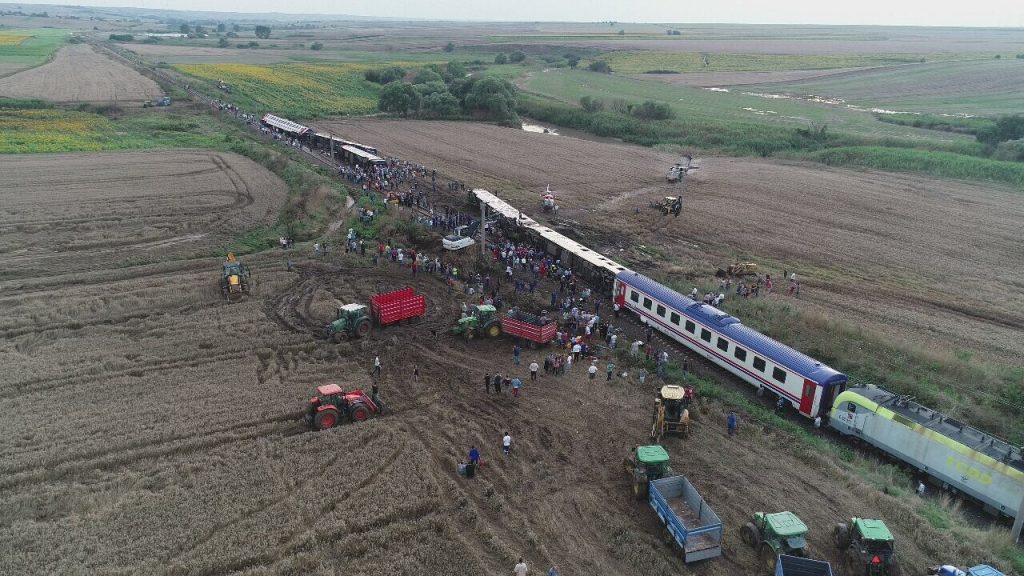 Trein ontspoort in het noordwesten van Turkije. Hakan Mehmet Sahin / Anadolu Agency