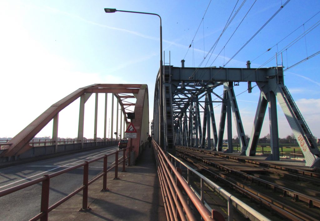 Oude IJsselbrug bij Zutphen. Bron: By Apdency [CC0], from Wikimedia Commons