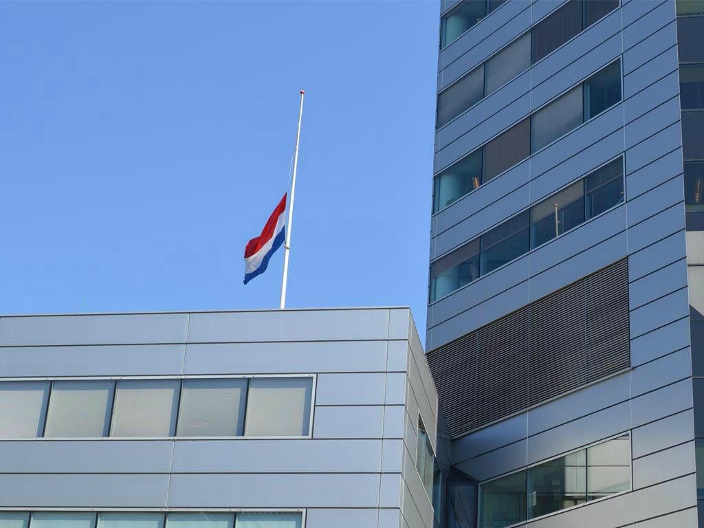De vlag hangt half stok op het kantoor van NS in Utrecht