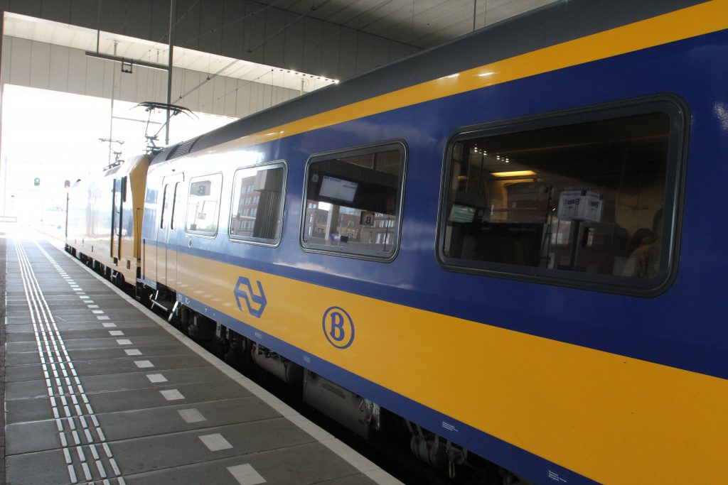 Een Intercity Direct-rijtuig op station Breda