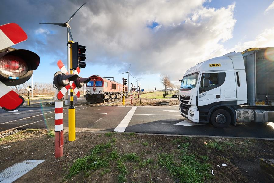 Een spoorwegovergang in de haven van Antwerpen, foto: Infrabel