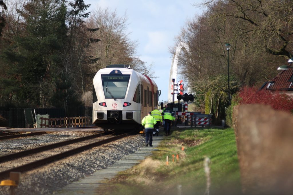 Persoon belandt onder trein in Zuidhorn, foto: Venema Media