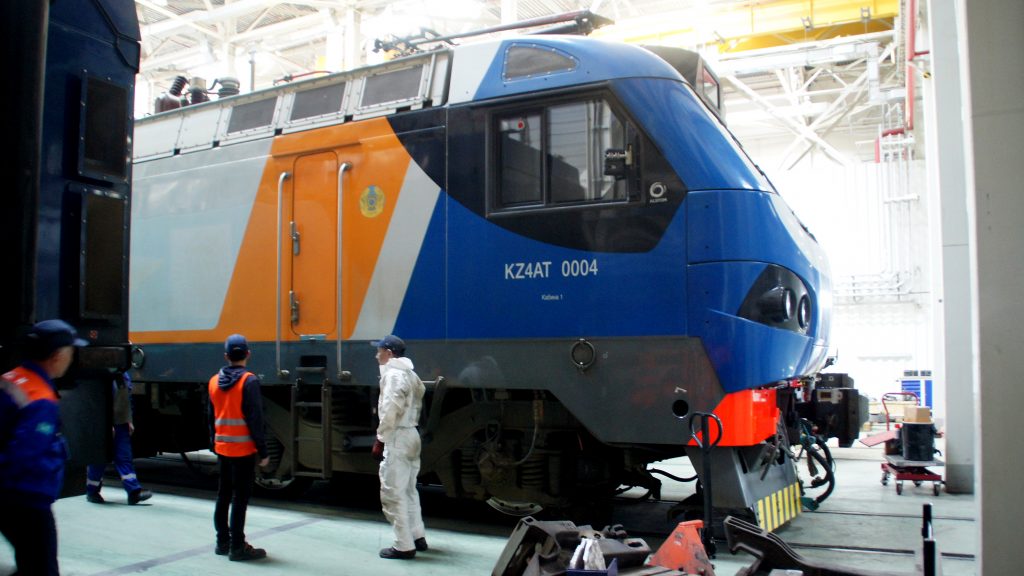 Een locomotief in onderhoud in de Alstom-fabriek in Kazachstan, foto: Dianne Huijskens
