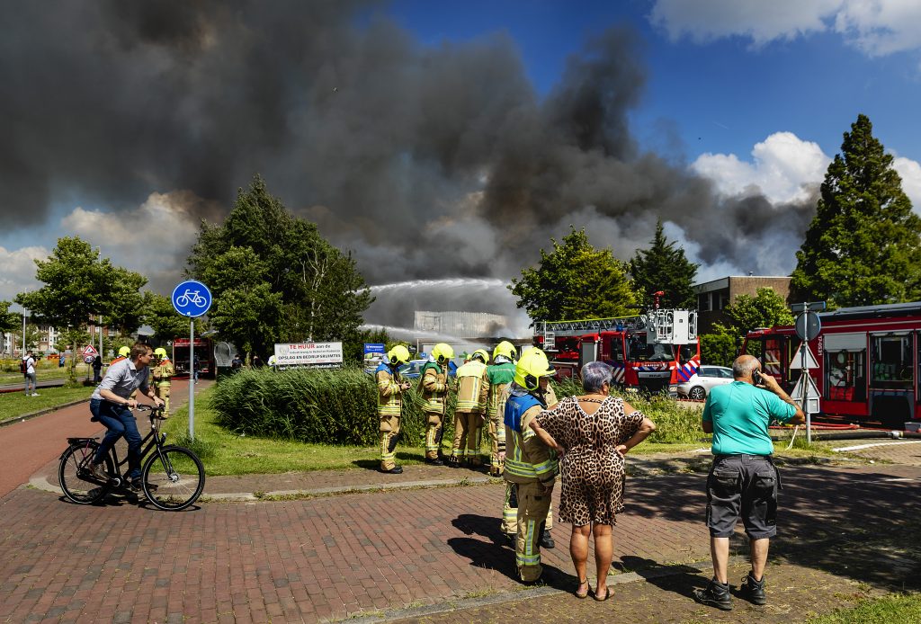 Bij een kringloopwinkel in Berkel en Rodenrijs woedt een zeer grote brand, foto: ANP