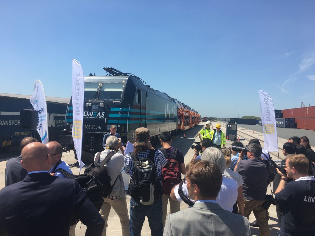 Een Lineas-goederentrein vervoert automodellen van Volvo