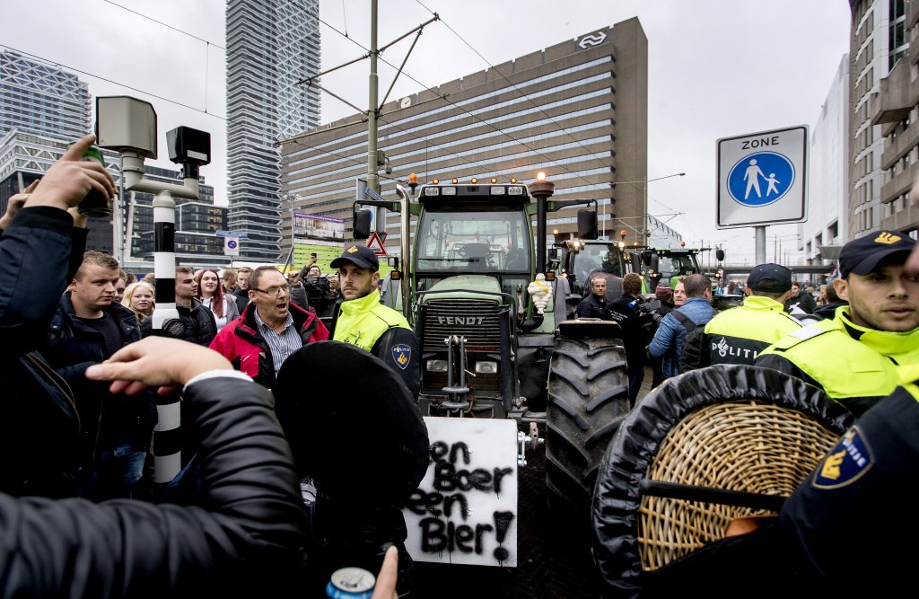 Honderden demonstrerende boeren blokkeren tramlijnen en steken vuurwerk af, foto: ANP