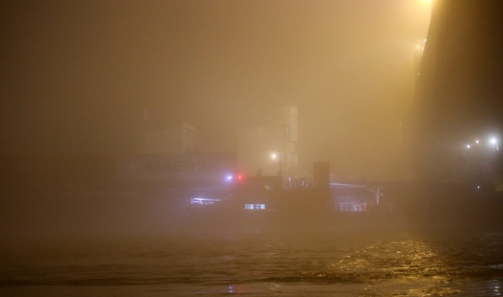 Tanker vaart tegen spoorbrug bij Zaltbommel, foto: ANP