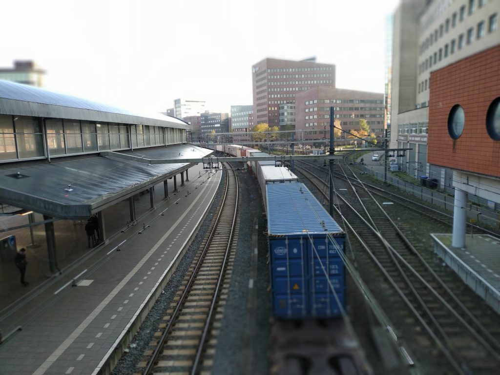 Een lange goederentrein op station Amersfoort