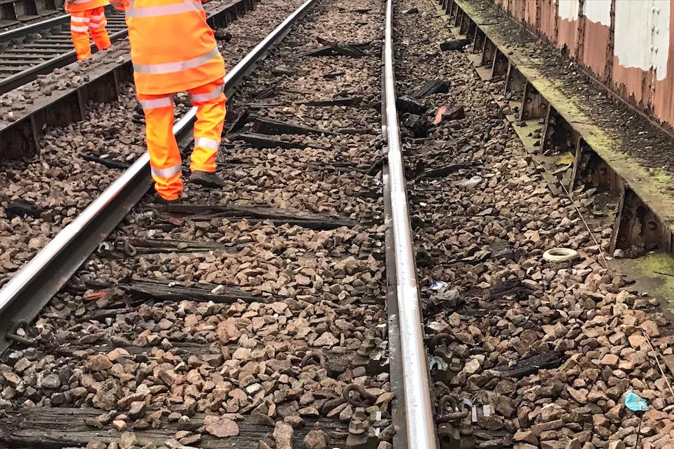 Schade na een ontsporing van een goederentrein in Londen, foto: Network Rail