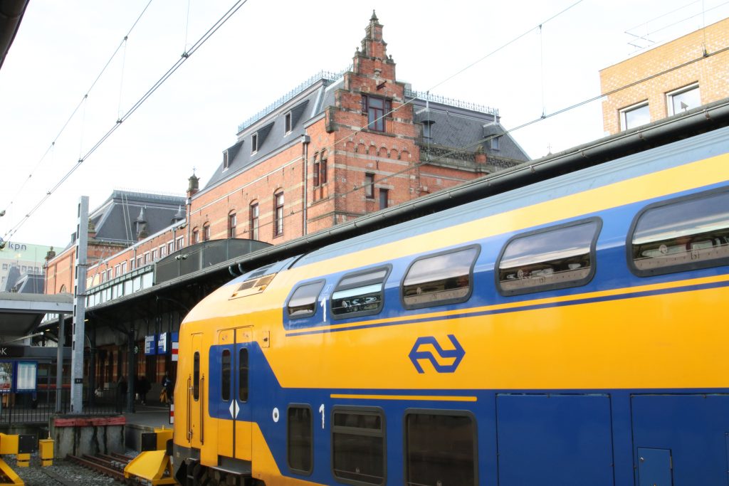 Een NS-trein op station Groningen