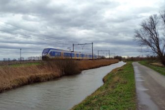 Een Sprinter van NS rijdt in de buurt van Schalwijk