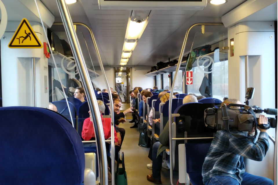 Reizigers reden mee met de zelfrijdende trein in Groningen