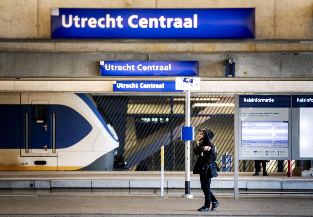 Een reiziger op Utrecht Centraal, foto: ANP