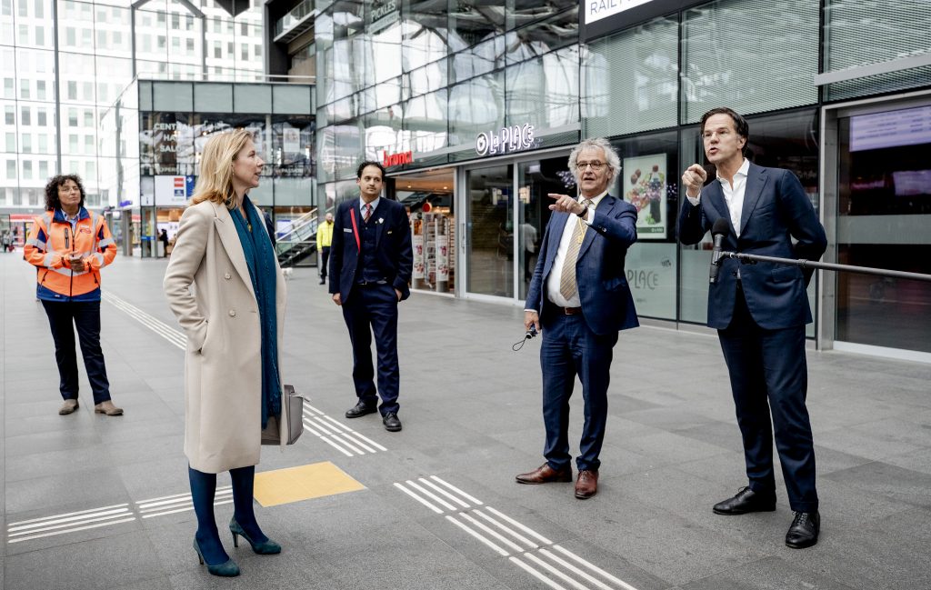Rutte en Van Veldhoven bezoeken station Den Haag, foto: ANP
