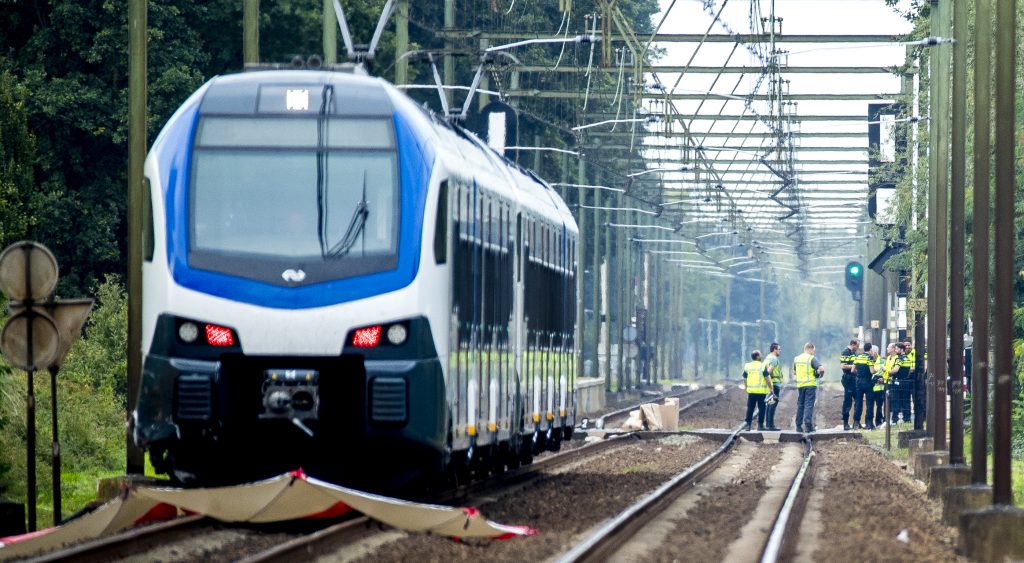 De stoptrein die bij een spoorwegovergang aan de Braakstraat betrokken was bij een ongeluk met een bakfiets waarbij meerdere doden en zwaargewonden zijn gevallen, foto: ANP