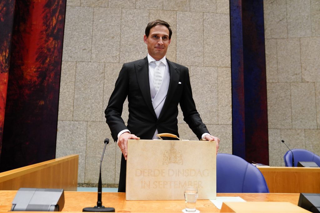 Prinsjesdag: Hoekstra presenteert zijn koffertje, foto: ANP