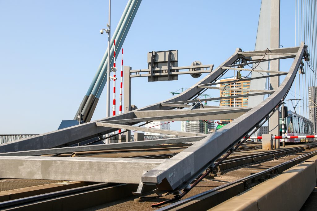 Bovenleiding Erasmusbrug. Foto: ANP