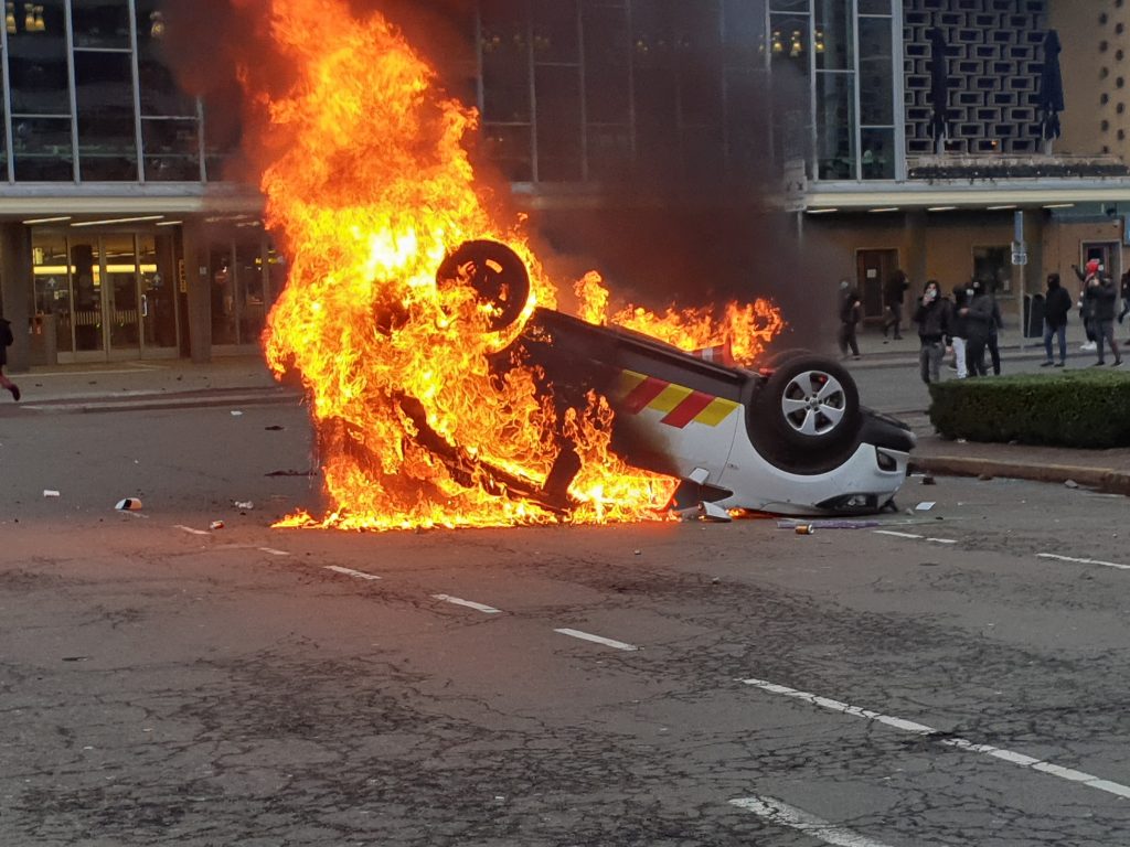 Een voertuig van ProRail incidentenbestrijding staat in brand voor Centraal Station Eindhoven, foto: ANP