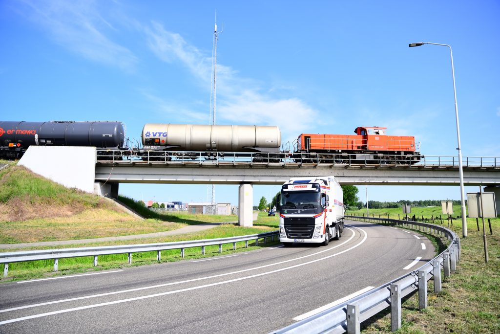 Een goederentrein bij de Port of Moerdijk