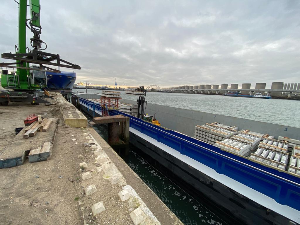 ETS Spoor vervoert spoorstaven per boot naar Theemswegtracé