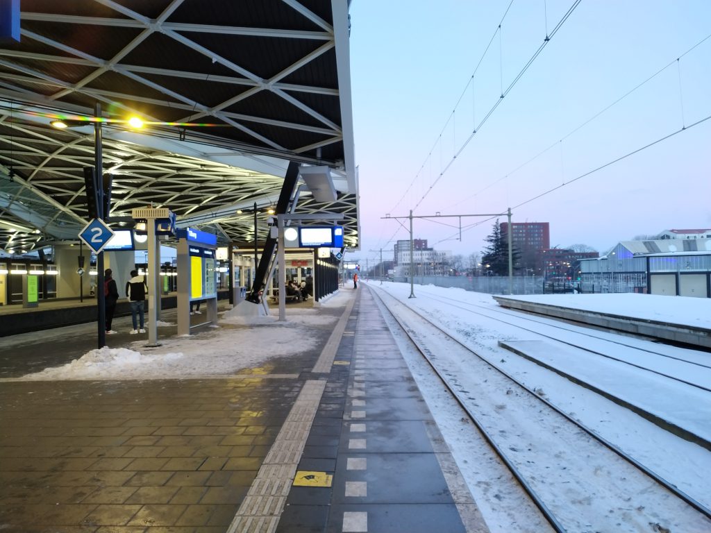 Sneeuw op station Tilburg