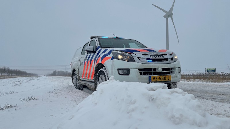 Een politieauto in de sneeuw