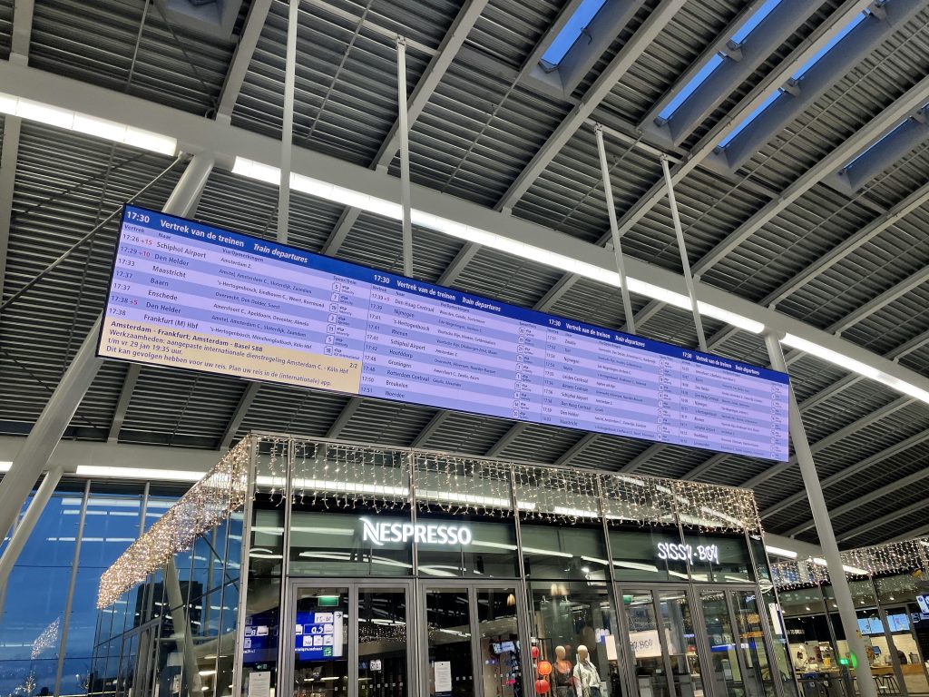Reisinformatiescherm Utrecht Centraal, foto: NS