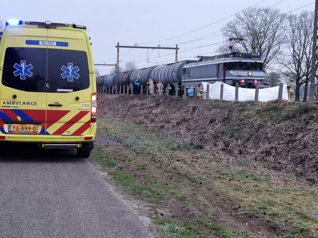 Automobilist overlijdt aan verwondingen na aanrijding met goederentrein in Zinderen bij Borne, News United / Dominique Gemser