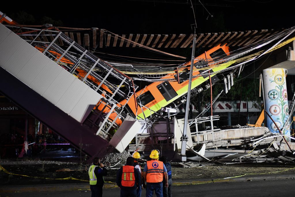 Een metrobrug is ingestort in Mexico City, foto: ANP