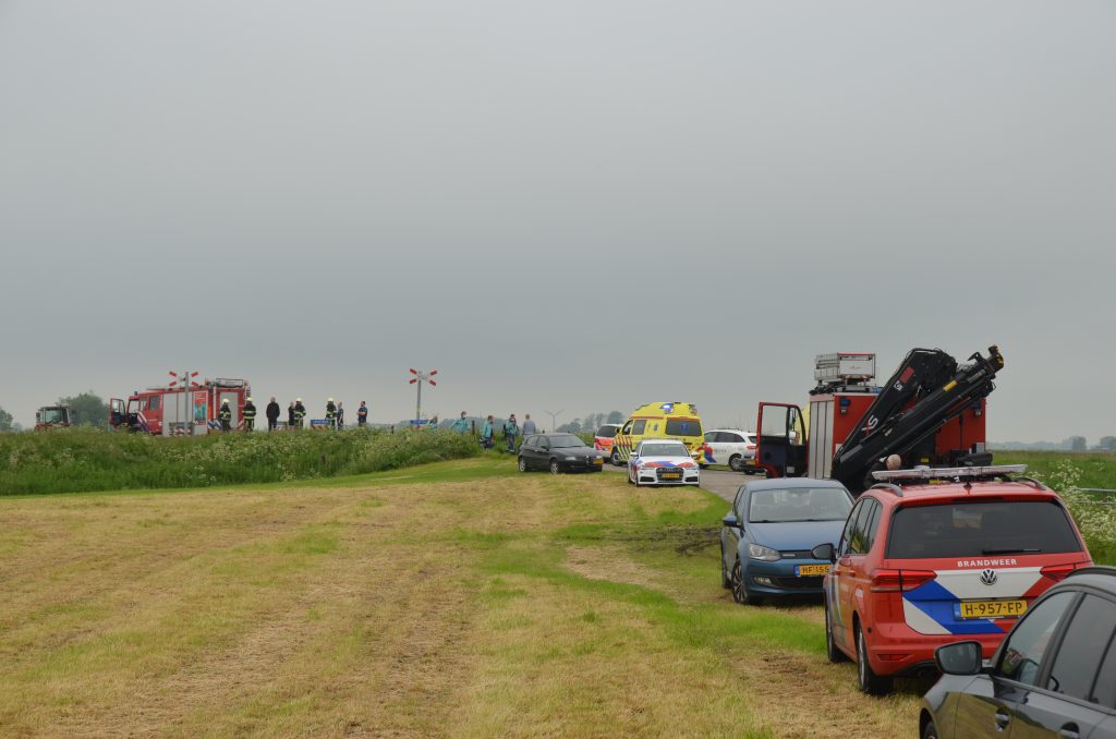 Een personenauto is door onbekende oorzaak onder een trein terechtgekomen in een dorpje in Friesland, foto: ANP