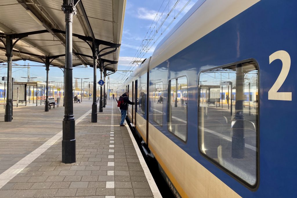 Een reiziger stapt in de trein op station Geldermalsen, foto: NS