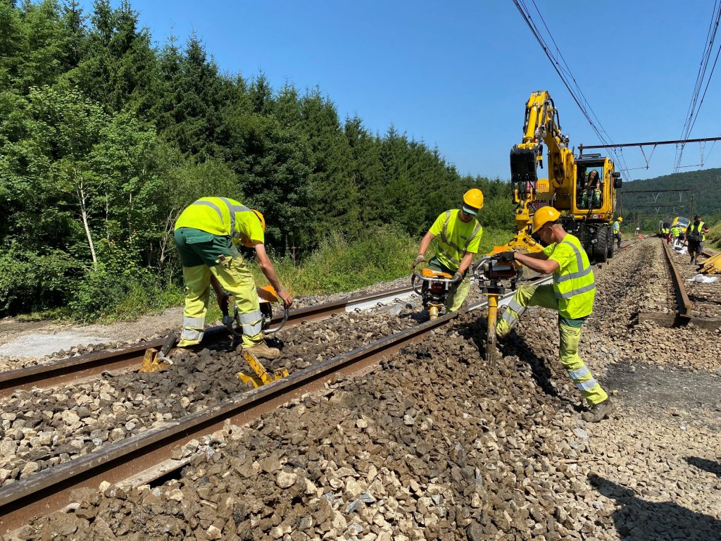 Infrabel herstel aan het spoor van lijn 162 tussen Rochefort Jemelle en Poix Saint-Hubert, foto: Infrabel