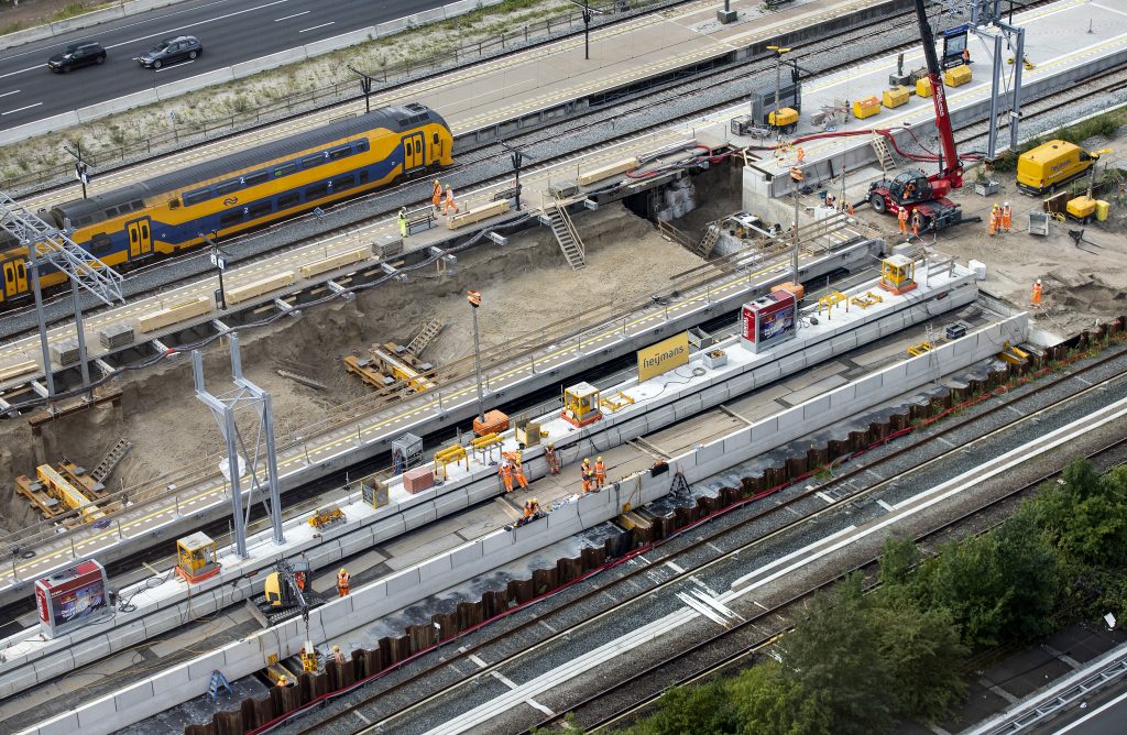 Het dak van de nieuwe reizigerstunnel van station Zuid wordt op zijn plek geschoven, foto: ANP